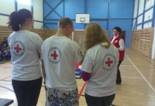Žiaci SPSA EBG v Humennom, pomáhali Slovenskému Červenému krížu pomáhať